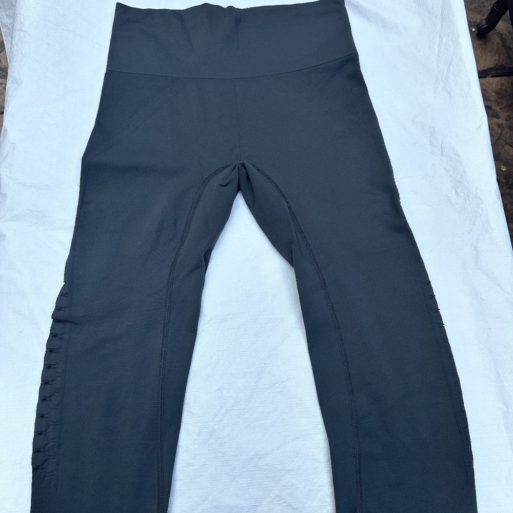 Athleta Women's Power Through Mesh Capri Gray Cropped Leggings ~ Medium